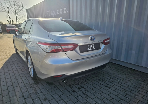 Toyota Camry cena 97047 przebieg: 152000, rok produkcji 2019 z Kożuchów małe 562